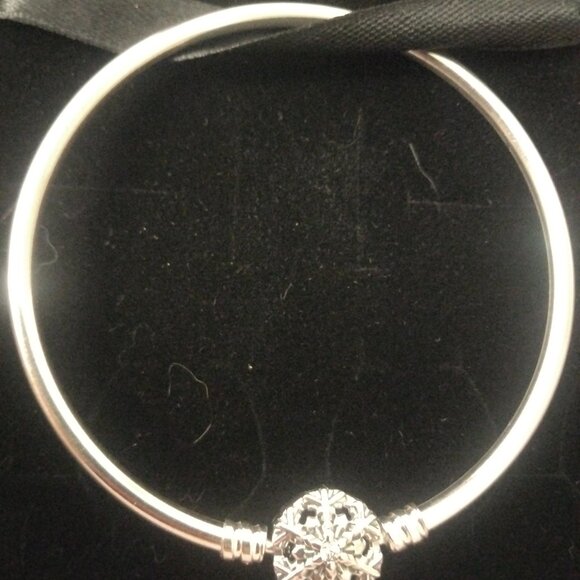 Pandora Moments Sparkling Snowflake Clasp Bangle - Picture 5 of 8